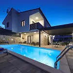 House Zoroo With Private Pool Case de vacanță Sveti Anton (Krk)