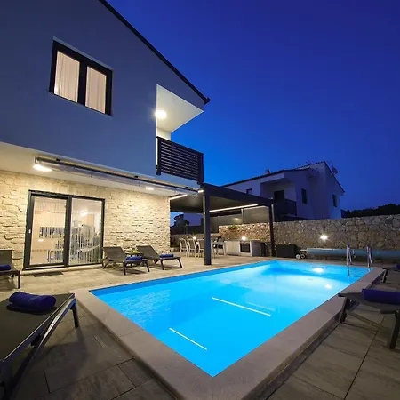 House Zoroo With Private Pool