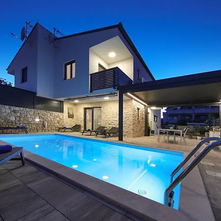 House Zoroo With Private Pool Дом отдыха Sveti Anton (Krk)