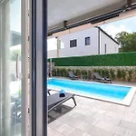 House Zoroo With Private Pool